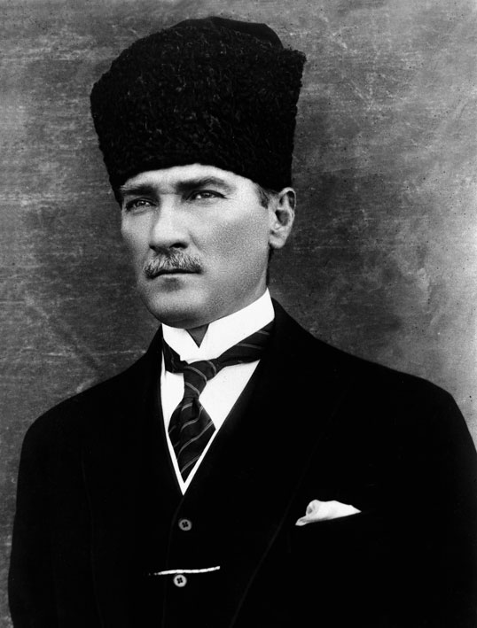 1881 yılında Selanik’te doğdu.