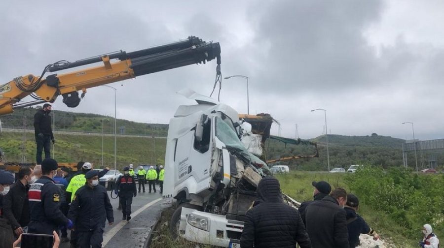 Mıcır yüklü kamyonun devrilmesi