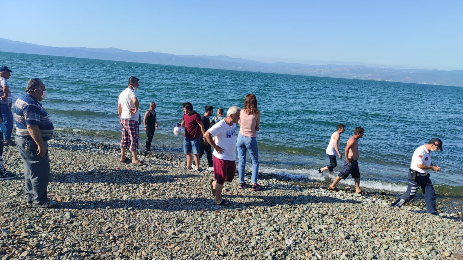 İznik’de göle giren baba,