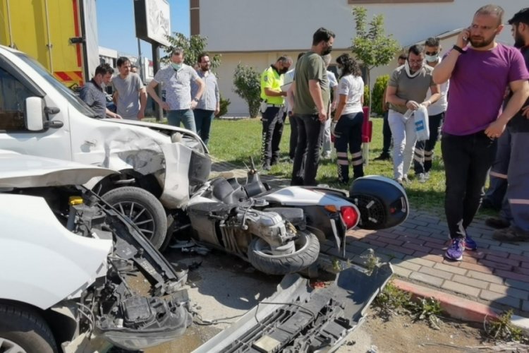 Bursa’da iki araç çarpıştıktan