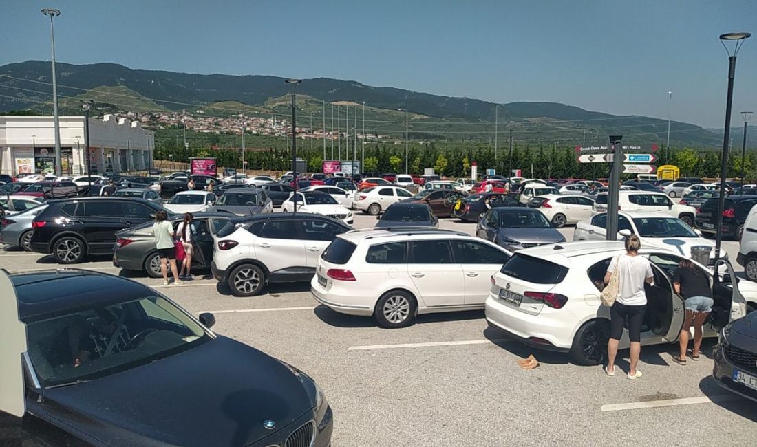 Kurban Bayramı tatilinin başlamasının ardından İstanbul-İzmir Otoyolu’ndaki dinlenme tesislerinde yoğunluk