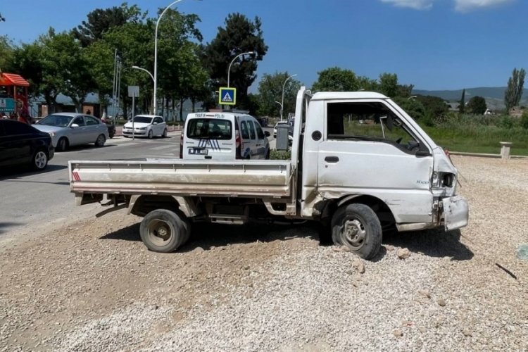 İznik’te kontrolden çıkan kamyonet