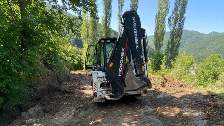 Orhangazi Belediyesi kırsal mahallelerde arazi yolu iyileştirme çalışması başlattı. Arazi