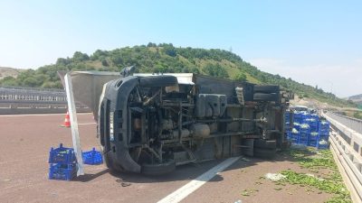 salatalık yüklü kamyonet devrildi 3 yaralı Gebze-Orhangazi-İzmir Otoyolu, Kılıç kavşağı