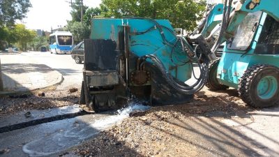 Orhangazi’de fiber internet kablosu döşeme çalışmaları sırasında su borusu patladı.