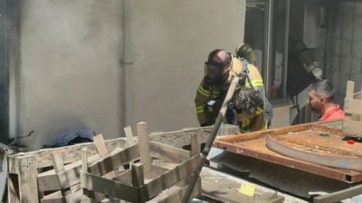 Bursa’nın İznik ilçesinde çıkan yangında, itfaiye ekipleri alevlerin arasından 2