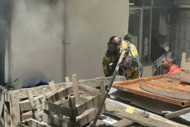 Bursa’nın İznik ilçesinde çıkan yangında, itfaiye ekipleri alevlerin arasından 2