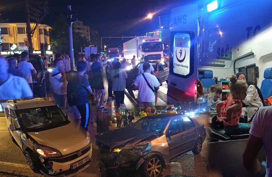 Orhangazi’de İznik ışıklarında meydana gelen trafik kazasında içinde 2’si çocuk