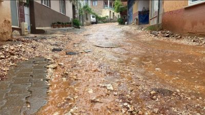 Doğalgaz ve alt yapı çalışmaları devam eden Çakırlı Mahallesi’nde yağmurlu
