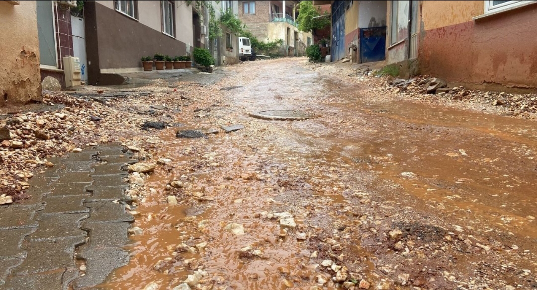 Doğalgaz ve alt yapı çalışmaları devam eden Çakırlı Mahallesi’nde yağmurlu