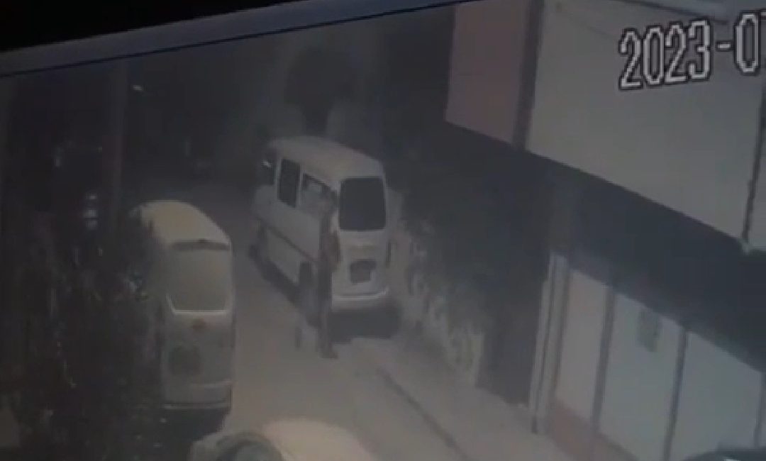 Orhangazi’de gece saatlerinde meydana gelen olayda, içinde iş malzemelerinin olduğu