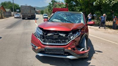 Orhangazi’de İznik yolu üzerinde meydana gelen trafik kazasında, işyeri bahçesinden
