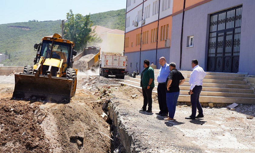 Orhangazi’de uzun süredir devam eden tadilat çalışmalarının sona ermediği ve