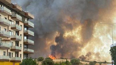 Çanakkale’de öğle saatlerinde çıkan orman yangınına ekipler havadan ve karadan