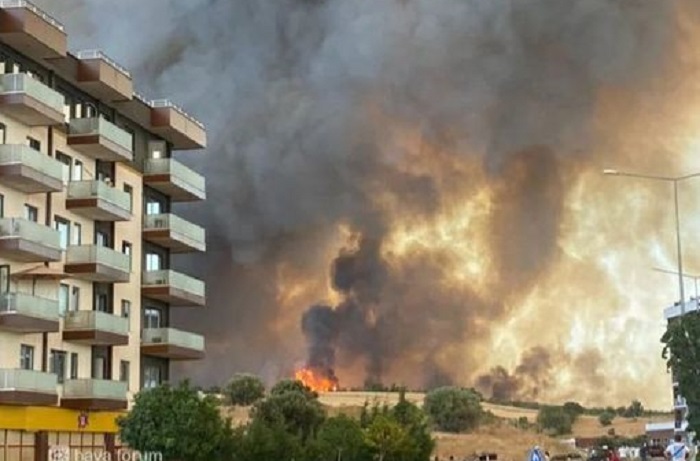 Çanakkale’de öğle saatlerinde çıkan orman yangınına ekipler havadan ve karadan