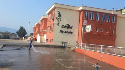Orhangazi Belediyesi eğitim öğretim yılı öncesinde okul bahçelerinde temizlik, yıkama