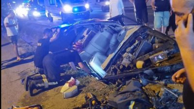 Yalova’nın Çiftlikköy ilçesinde kontrolden çıkarak yağmur suyu kanalına düşen otomobilde