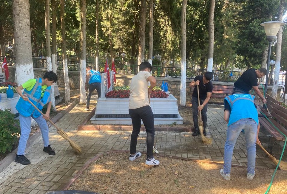 Orhangazi Ülkü ocakları geçtiğimiz gün ziyaret ettiği Orhangazi şehitliğinde temizlik