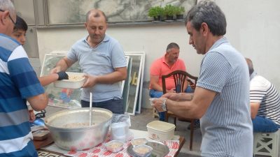 Orhangazi’de uzun yıllardır faaliyet gösteren Gülzade Pide tarafından vatandaşlara aşure