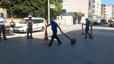 Orhangazi’de zabıta ekipleri tarafından ilçe genelinde işyerleri tarafından kaldırımlara bırakılan