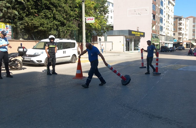 Orhangazi’de zabıta ekipleri tarafından ilçe genelinde işyerleri tarafından kaldırımlara bırakılan