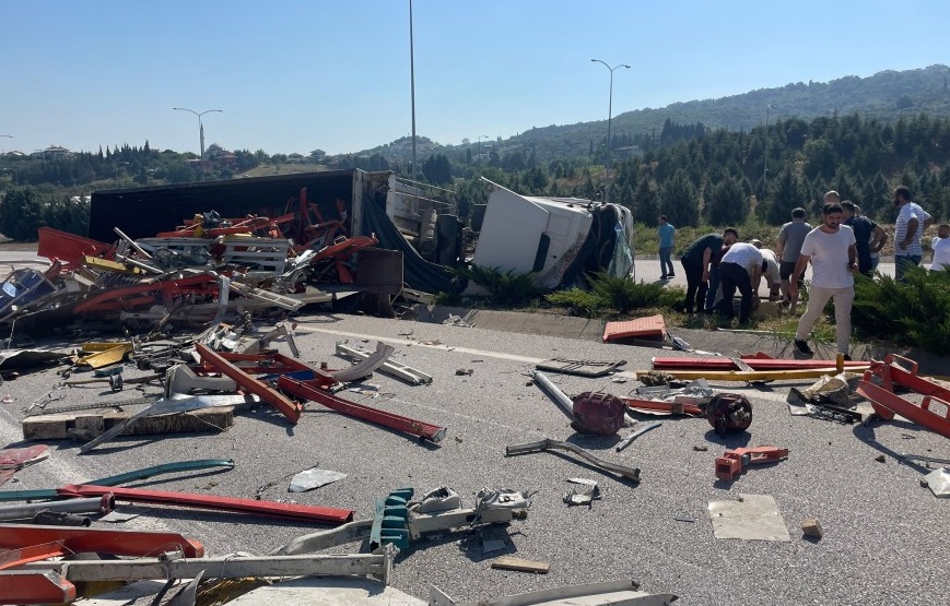 Gebze – Orhangazi – İzmir otobanında meydana gelen trafik kazasında,