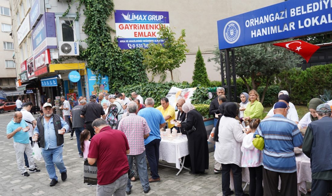 Orhangazi Belediyesi vatandaşlarla aşure ikramında buluştu. Aşure ikramı Orhangazi Belediyesi