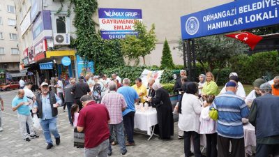 Orhangazi Belediyesi vatandaşlarla aşure ikramında buluştu. Aşure ikramı Orhangazi Belediyesi