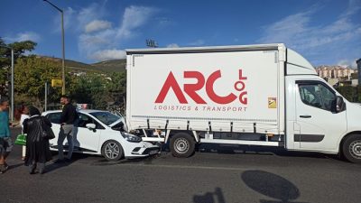 Orhangazi'de ana yol üzerinde meydana gelen trafik kazasında bir otomobil