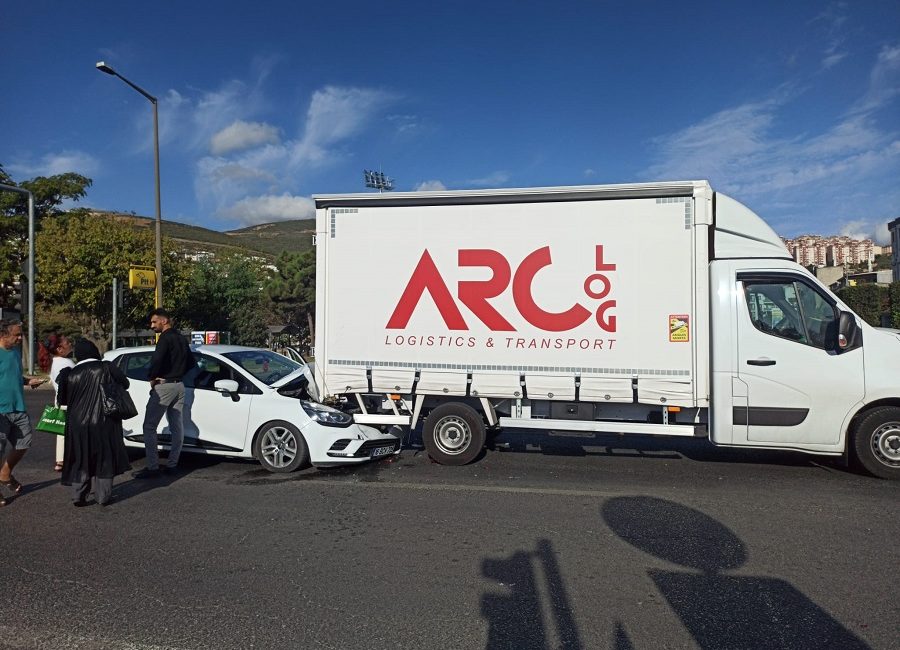 Orhangazi'de ana yol üzerinde meydana gelen trafik kazasında bir otomobil