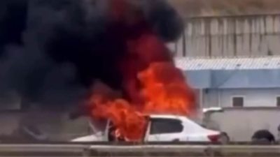 Yalova-Orhangazi karayolu üzerinde seyir halinde olan bir otomobil aniden alev