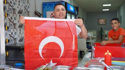 Orhangazi Belediyesi 10 Eylül Orhangazi’nin kurtuluş vesilesi ile esnafa Türk