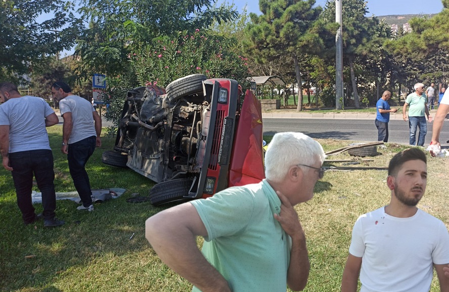 Orhangazi’de Göl Kavşağında meydana gelen trafik kazasında Belediyeye ait çöp