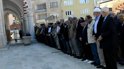 Orhangazi’de  Gazi Orhanbey camii  önünde   bir araya gelen cemaat, cuma