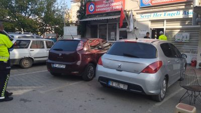 Orhangazi’de Trafik polis ekipleri tarafından, engelli park alanlarına park eden