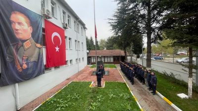 Bursa’da İl Jandarma Komutanlığı personeli Cumhuriyetimizin kurucusu Ulu Önder Gazi