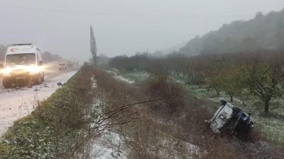 Kar yağışı sebebiyle kayganlaşan yolda sürücüsünün direksiyon hakimiyetini kaybettiği otomobil,