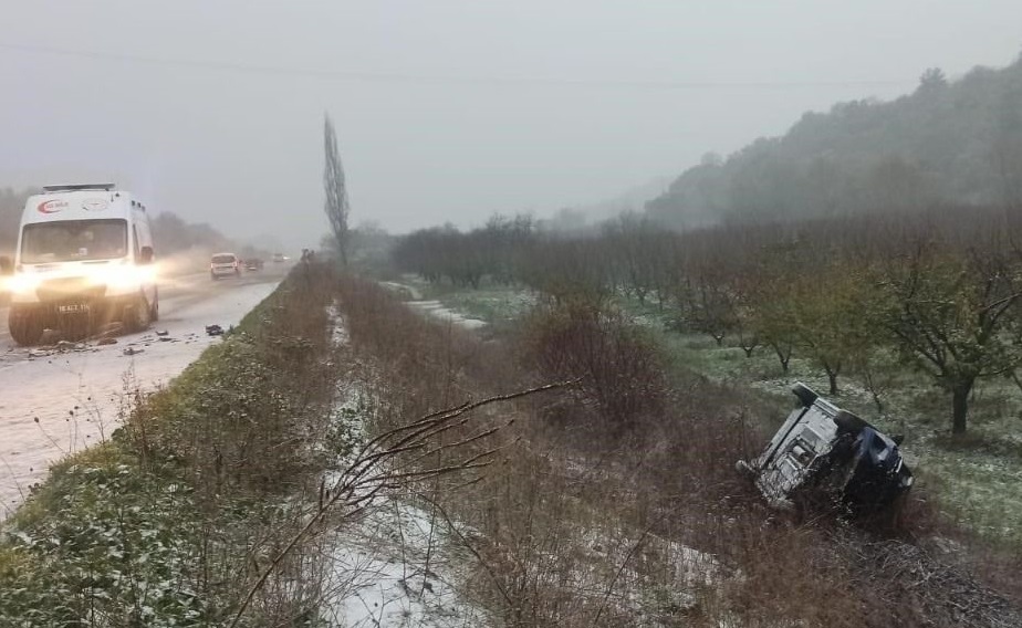 Kar yağışı sebebiyle kayganlaşan