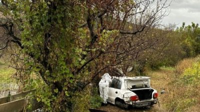 İznik ilçesinde su kanalına çarpan otomobilin sürücüsü hayatını kaybetti.