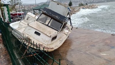 Bursa’nın Gemlik ilçesinde kuvvetli fırtına nedeniyle balıkçı tekneleri devrilerek ters
