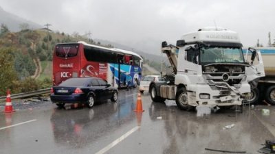 Bursa’da çalışma nedeniyle dubalar ile bölünen otoyolda aniden şerit değiştiren