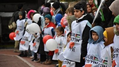 Bursa’da, İsrail’in Gazze’ye saldırılarını protesto etmek amacıyla “Filistin İçin Çocuklarla