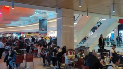 Hafta sonu havaların soğumasıyla birlikte Bursalılar büyük zincir mağazalara akın