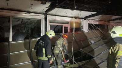 Bursa’da hızı saatte 95 kilometreye ulaşan fırtına sebebiyle çatılar uçtu,