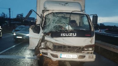 Orhangazi-Yalova karayolu Süpürgelik Mevkiinde meydana gelen trafik kazasında bir kamyonet,