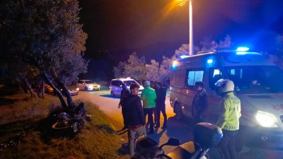 Orhangazi’de meydana gelen trafik kazasında, üzerinde 2 gencin bulunduğu motosiklet