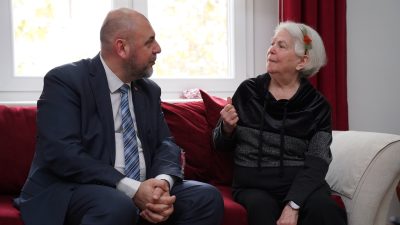 Orhangazi Belediye Başkanı Bekir Aydın Aralarında İlkokul Öğretmeninin de Bulunduğu