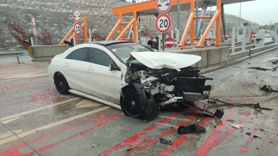 Gebze-Orhangazi-İzmir Otoyolu Gemlik Karsak Gişelerinde bir otomobil kar ve yağmurdan