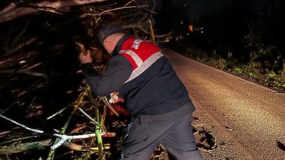 Dün Meteoroloji tarafından verilen sarı kodlu fırtına uyarısı ardından, Bursa’nın