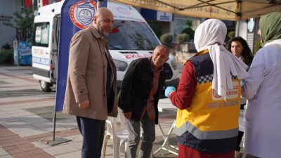 Orhangazi Belediyesi, Dünya Diyabet Günü vesilesiyle Cumhuriyet Meydanı’nda gerçekleştirdiği ücretsiz